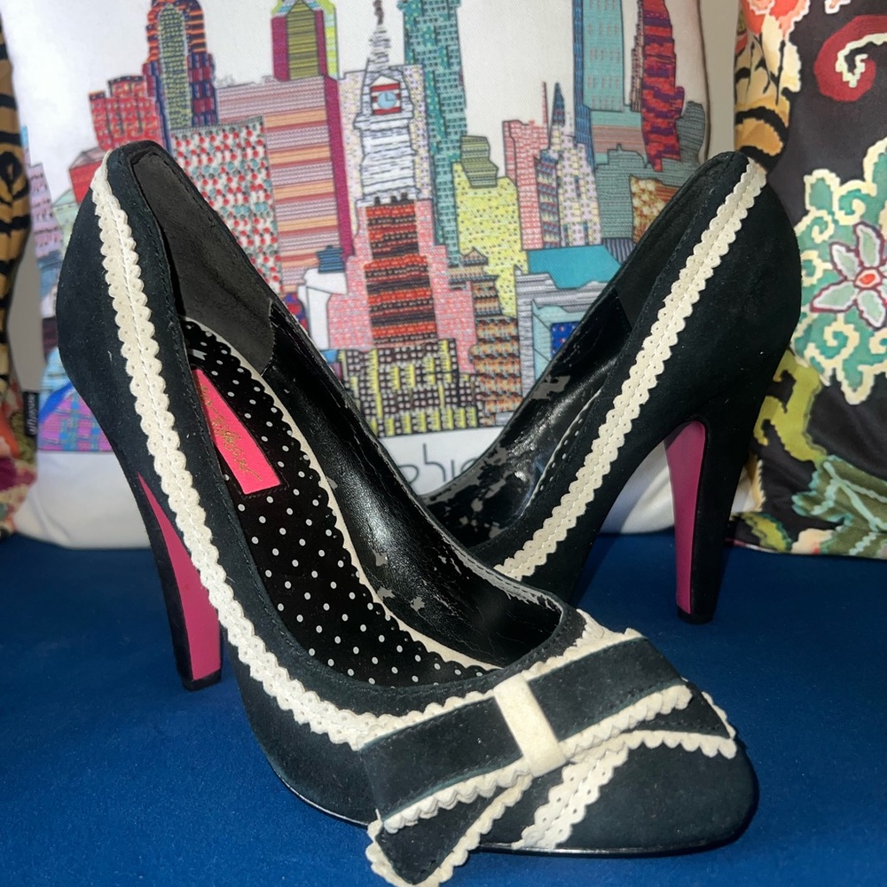 Elegant Black and Cream Betsey Johnson Pumps